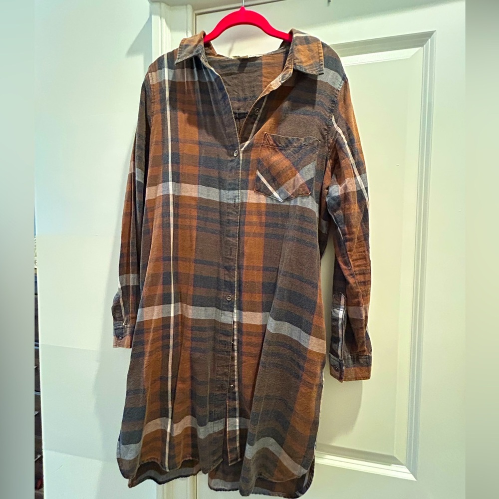 3/$30 - Womens Brown Plaid Long button down shirt with pockets, Size Large